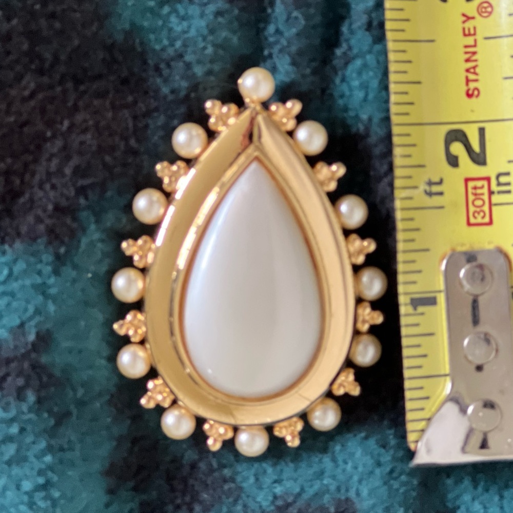 SMB SANDRA MILLER BURROWS Goldtone Pin/Pendant/Brooch